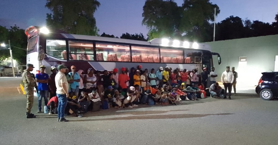 (Video) El Ejército detiene 77 haitianos irregulares transportados en un autobús y un carro en Azua