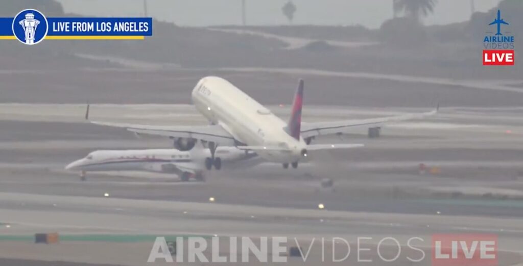 (Video) Dos aviones estuvieron a punto de chocar en el Aeropuerto de Los Ángeles  