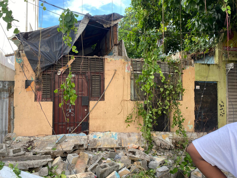 Pared de casa abandonada colapsa y deja una niña muerta y dos con heridas de gravedad en Villa Juana