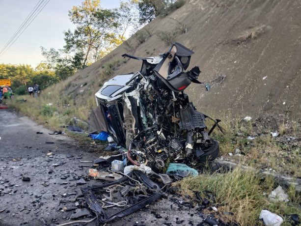 Choque de dos yipetas deja al menos cuatro muertos y cuatro heridos en la carretera Sánchez 