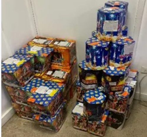 Agentes de la DINTEL confiscan 49 cajas de fuegos artificiales y una escopeta en Santiago