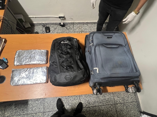 DNCD apresa holandés en Aeropuerto de Las Américas con dos kilos de cocaína 