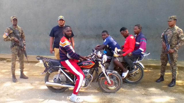 Operativo: 14 de 18 haitianos fueron detenidos dentro de un Sonata en Valverde 