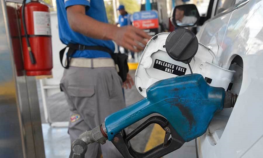 Gobierno reduce precios de varios combustibles, pero deja inalterables los de mayor consumo