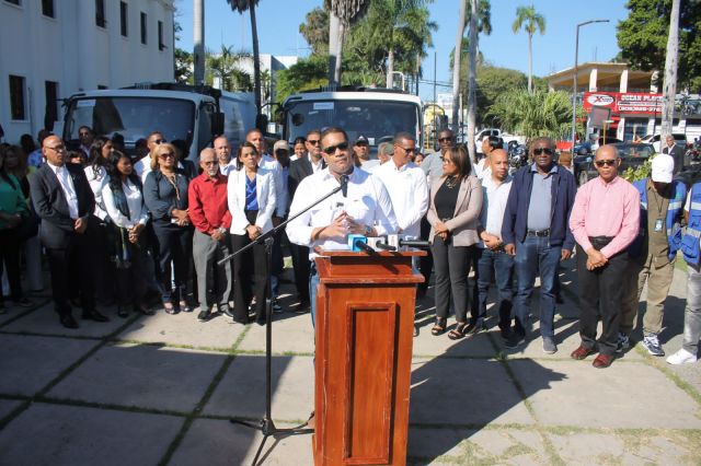 Alcalde de SJM pone en operación camiones cero kilómetro al servicio de recogida de basura