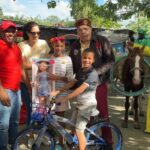 (Video) Luis «el Gallo» entrega juguetes a niños pobres de San Cristóbal y Gran Santo Domingo
