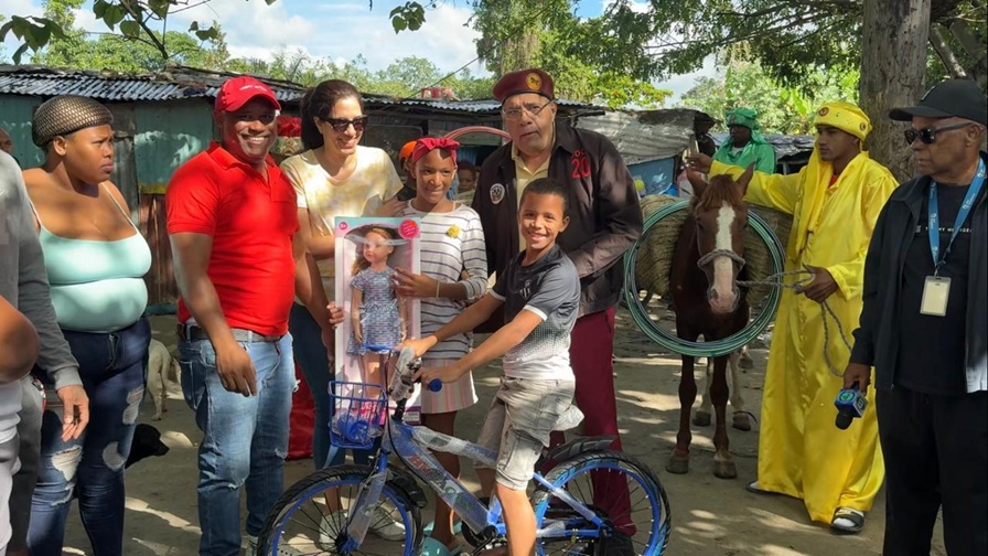 (Video) Luis «el Gallo» entrega juguetes a niños pobres de San Cristóbal y Gran Santo Domingo