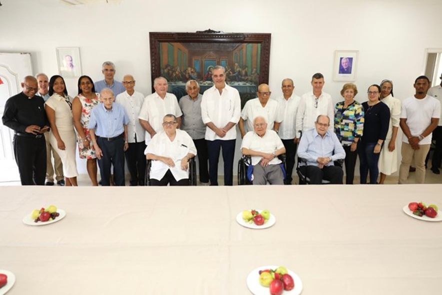 Presidente Abinader almuerza con sacerdotes jesuitas jubilados en Casa Manresa Loyola