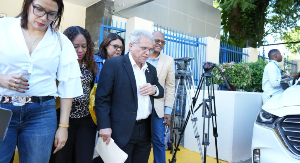 Colegio Médico y Servicio de Salud buscan sellar aumento salarial este sábado 