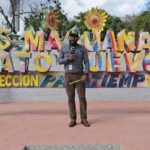 En Las Maguanas, parador fotográfico versus parque infantil de Lenin, que caben cinco y costó lo mismo.