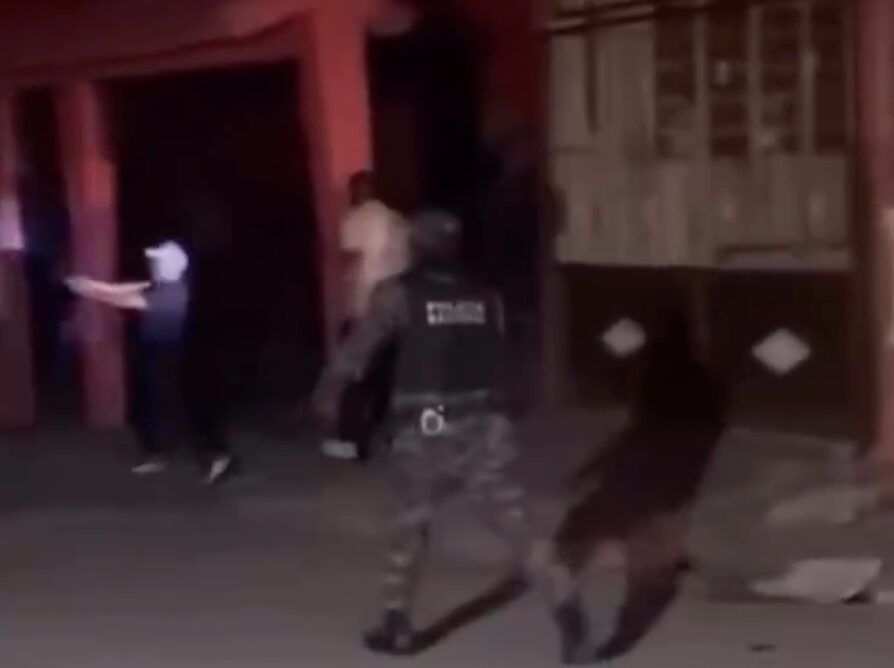 Hombre termina muerto al enfrentar policías con arma de fuego en Villa Mella